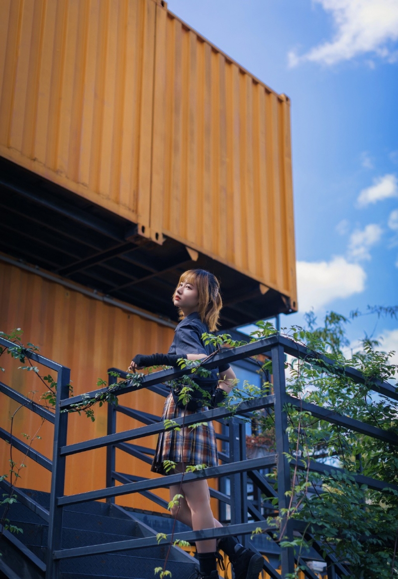 街拍美女格纹短裙修长美腿写真