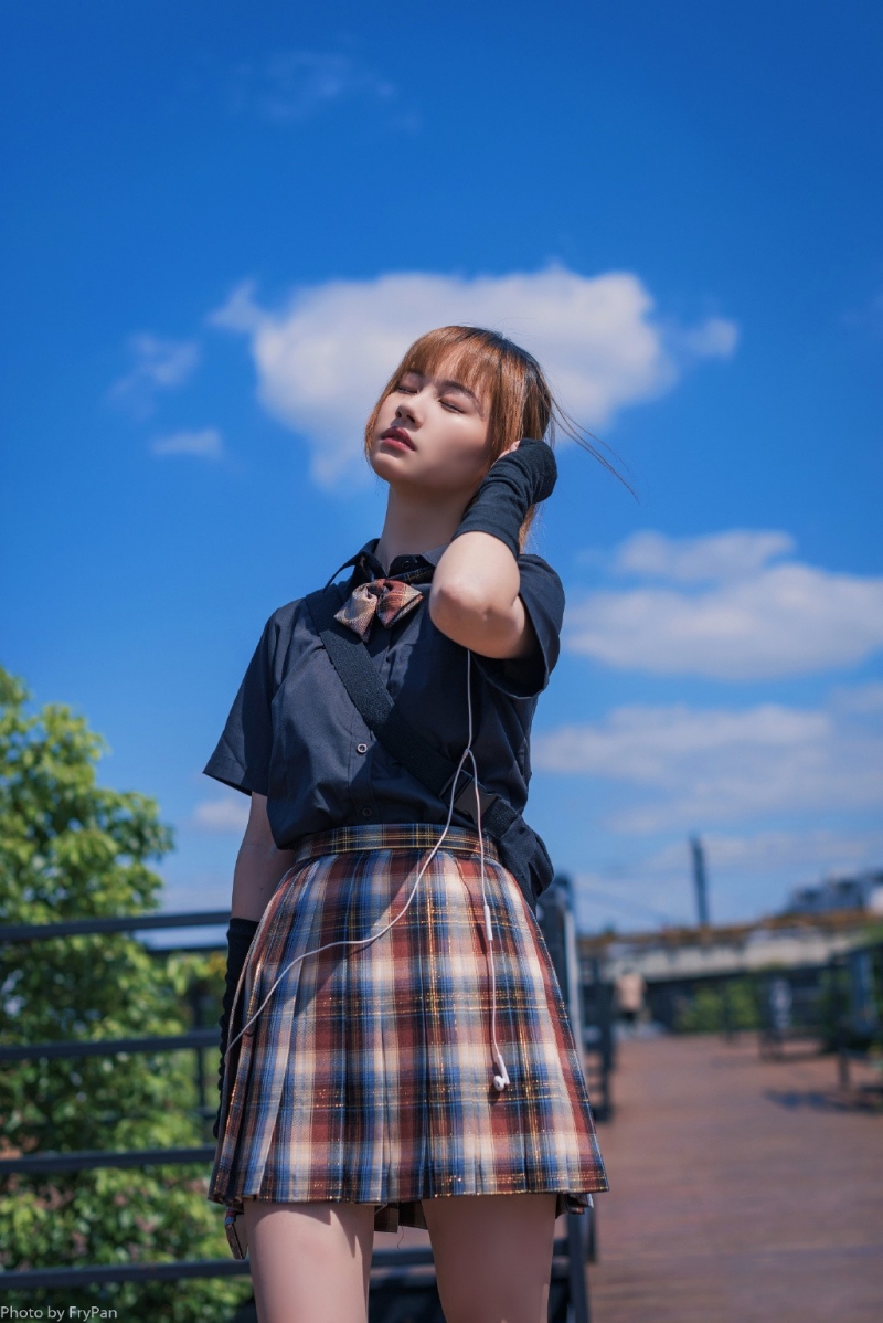 街拍美女格纹短裙修长美腿写真