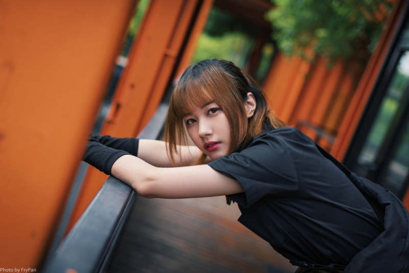 街拍美女格纹短裙修长美腿写真