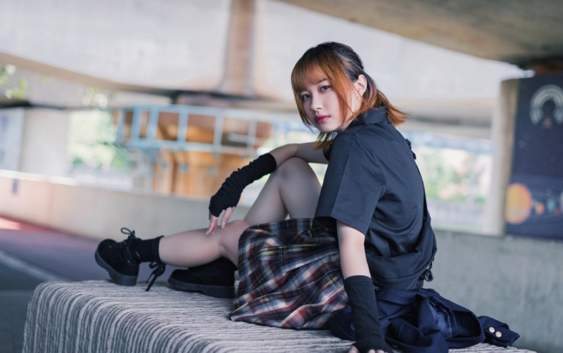 街拍美女格纹短裙修长美腿写真