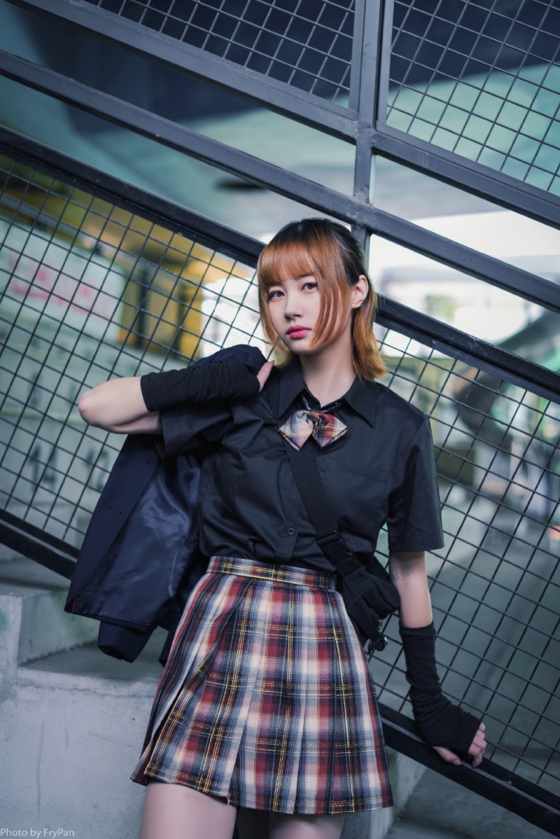 街拍美女格纹短裙修长美腿写真