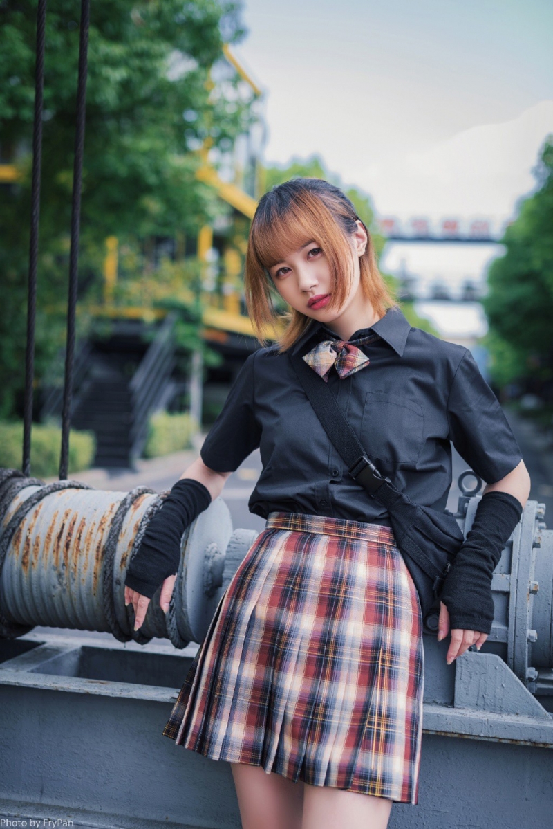 街拍美女格纹短裙修长美腿写真