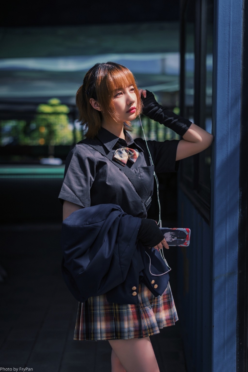 街拍美女格纹短裙修长美腿写真