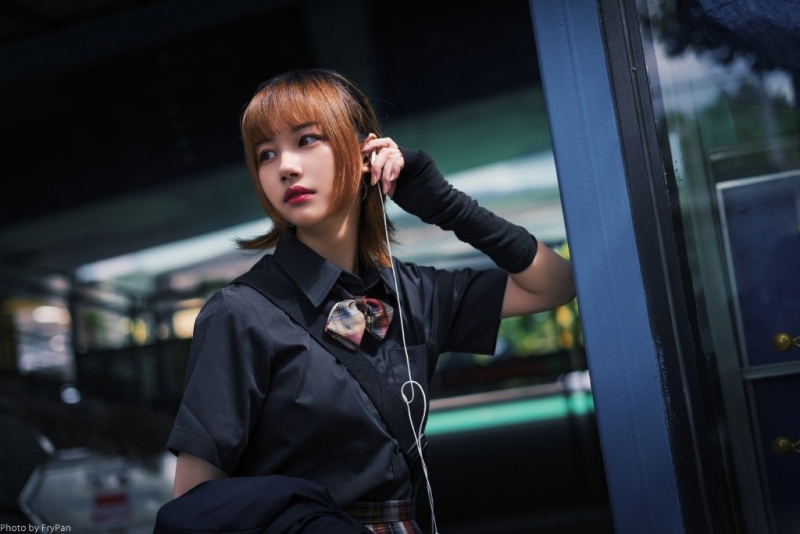 街拍美女格纹短裙修长美腿写真