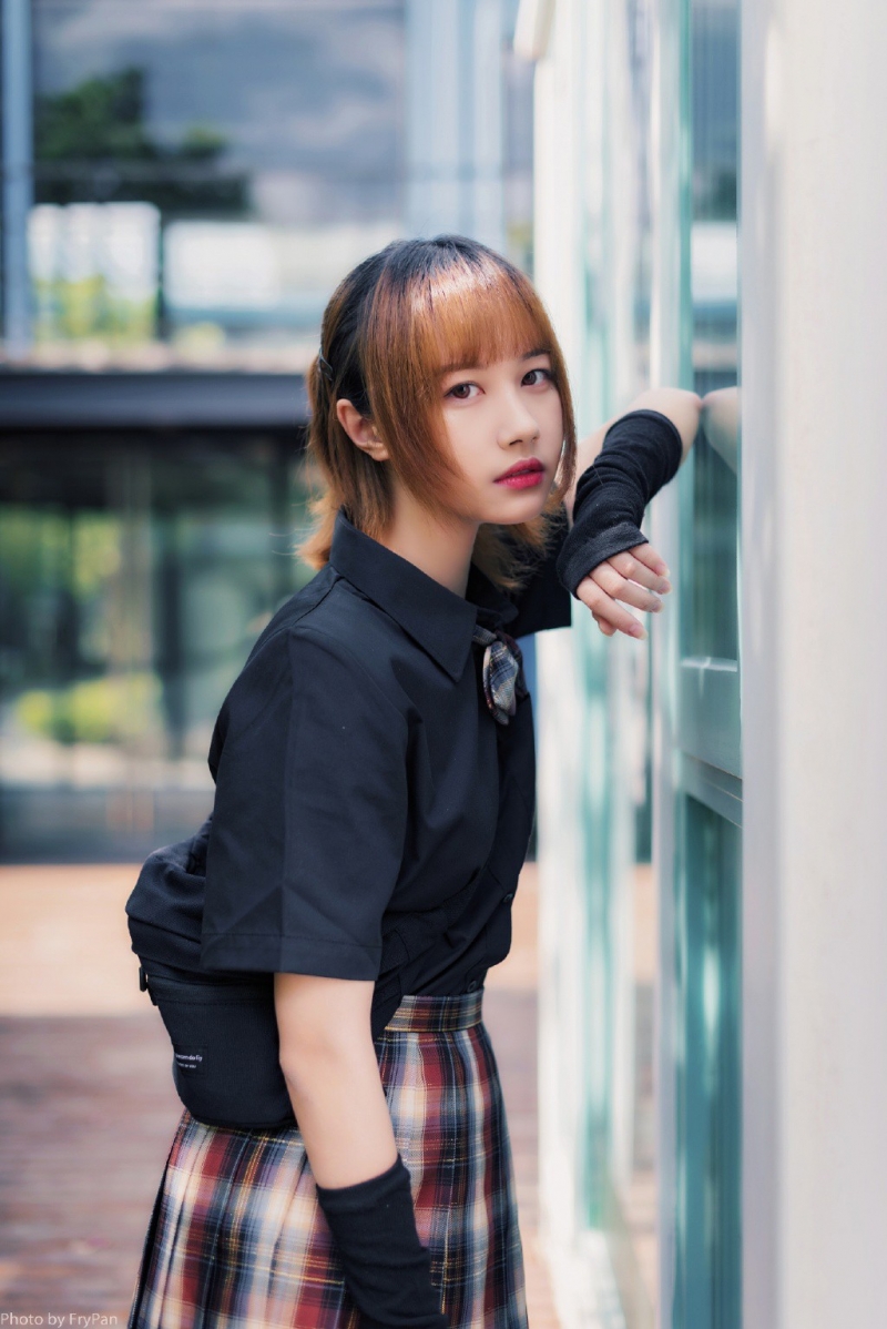 街拍美女格纹短裙修长美腿写真