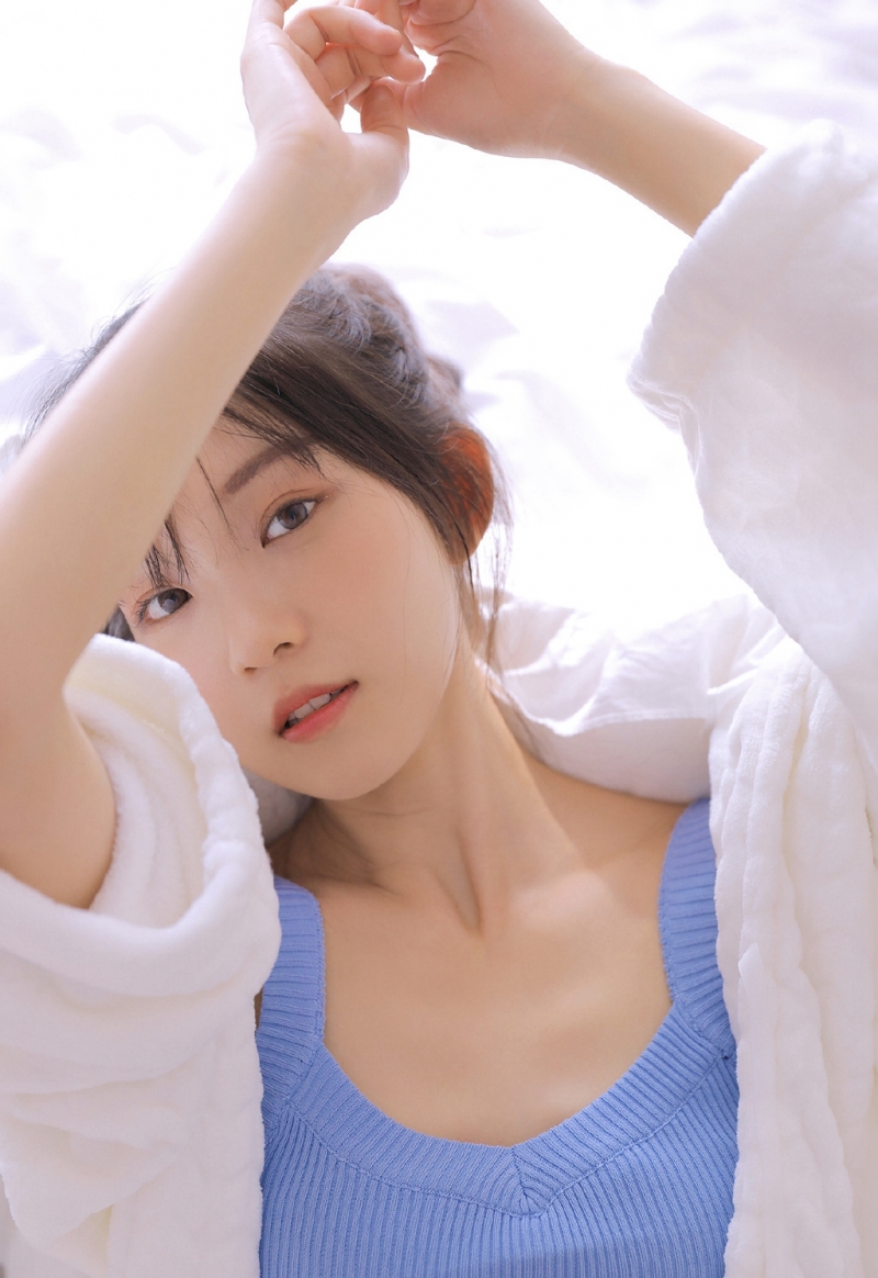 吊带美女圆润香肩精致锁骨写真