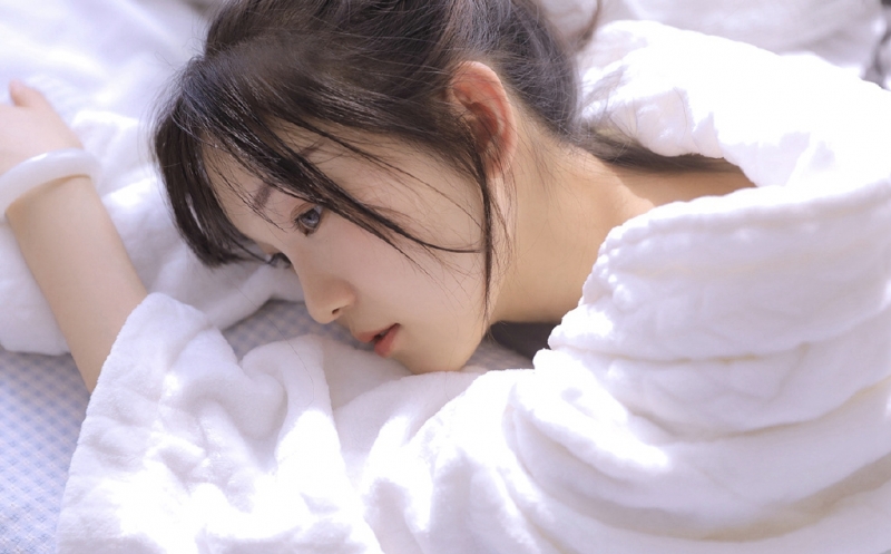 吊带美女圆润香肩精致锁骨写真