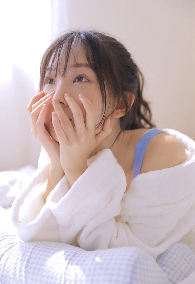 吊带美女圆润香肩精致锁骨写真