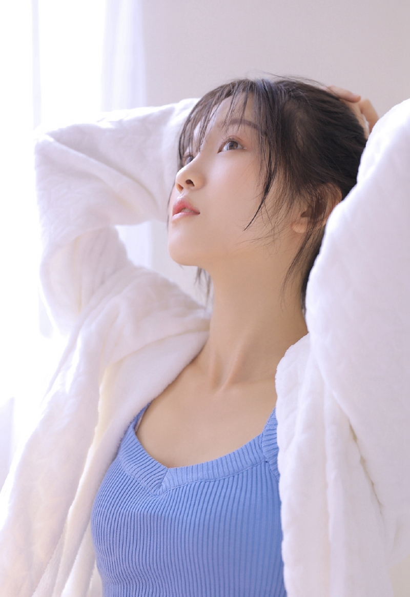 吊带美女圆润香肩精致锁骨写真