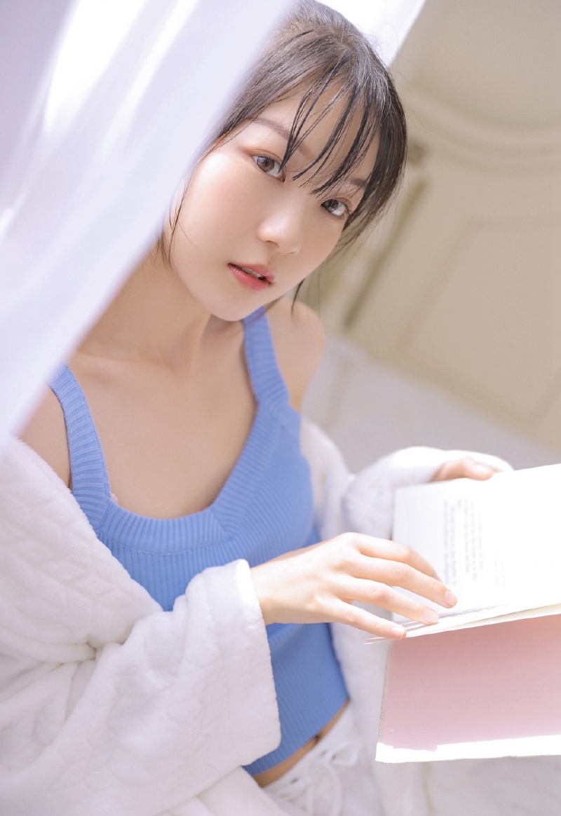 吊带美女圆润香肩精致锁骨写真