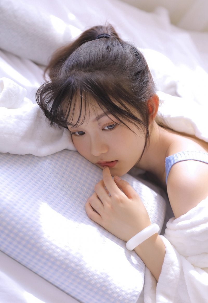 吊带美女圆润香肩精致锁骨写真