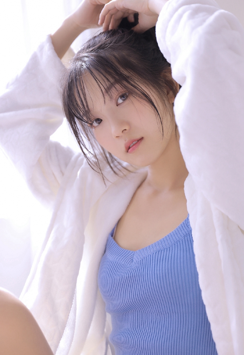 吊带美女圆润香肩精致锁骨写真