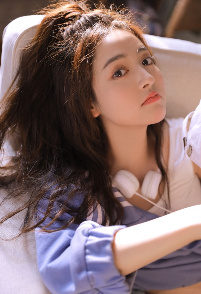 运动服美女白皙大长腿居家写真