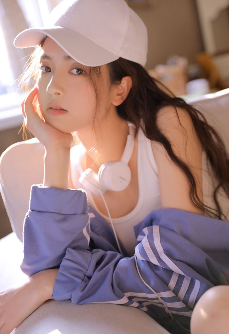 运动服美女白皙大长腿居家写真