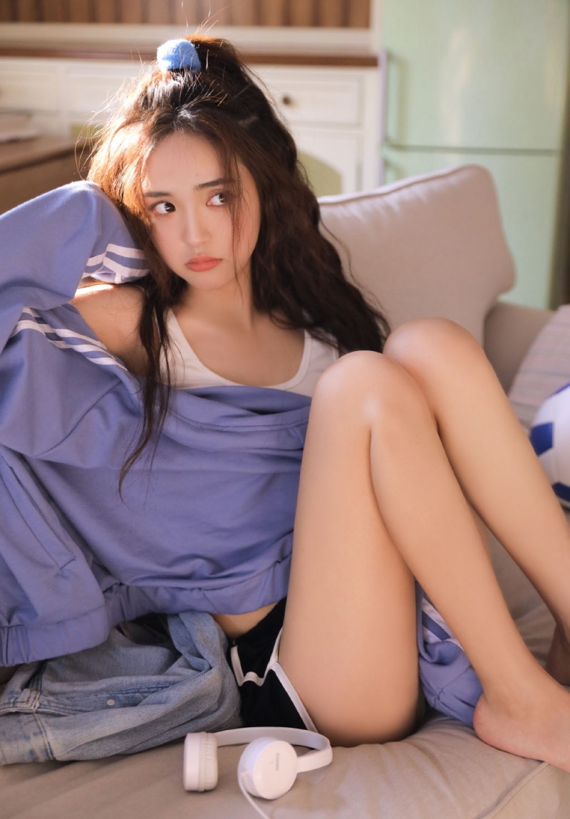 运动服美女白皙大长腿居家写真