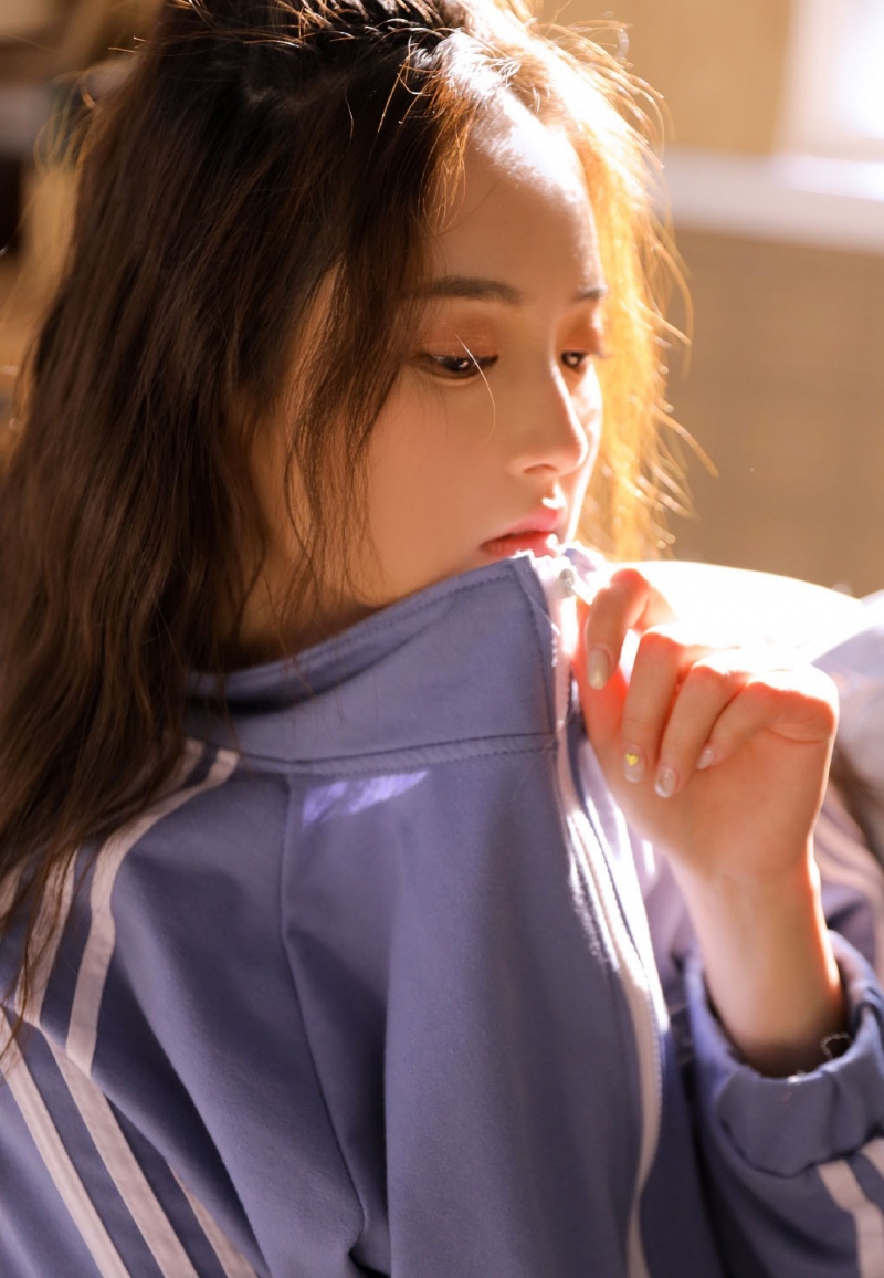 运动服美女白皙大长腿居家写真