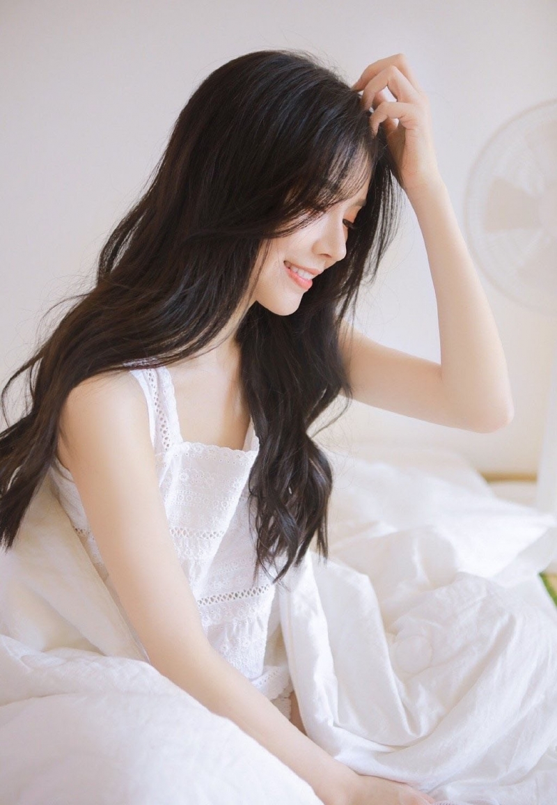 床上美女白丝美腿室内个人写真