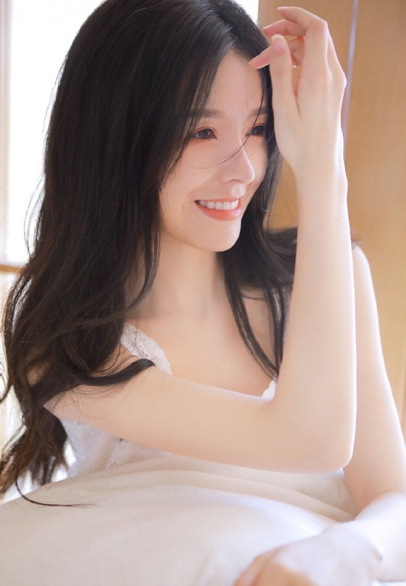 床上美女白丝美腿室内个人写真