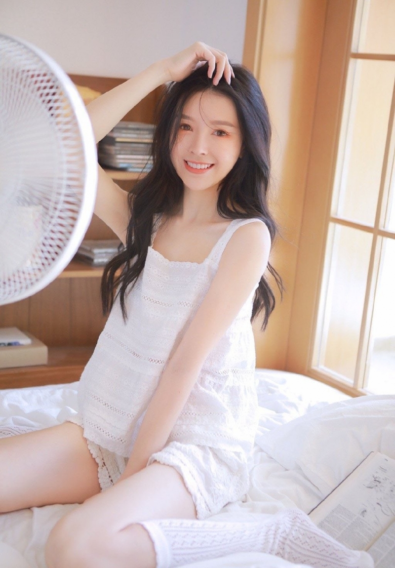 床上美女白丝美腿室内个人写真