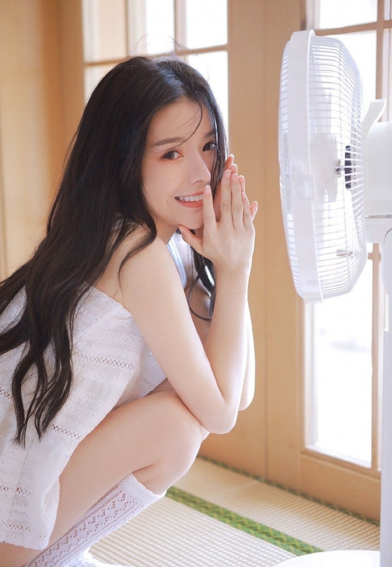 床上美女白丝美腿室内个人写真