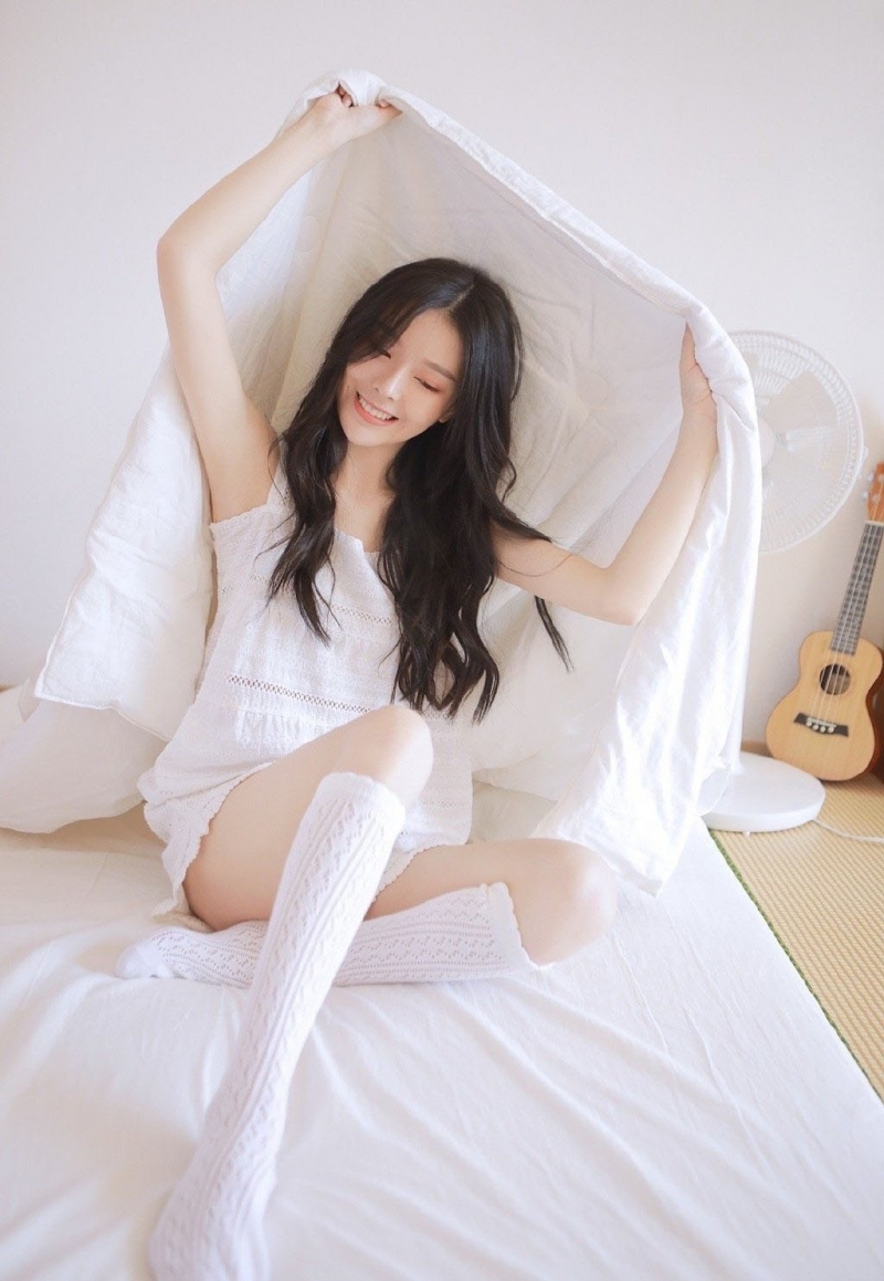 床上美女白丝美腿室内个人写真