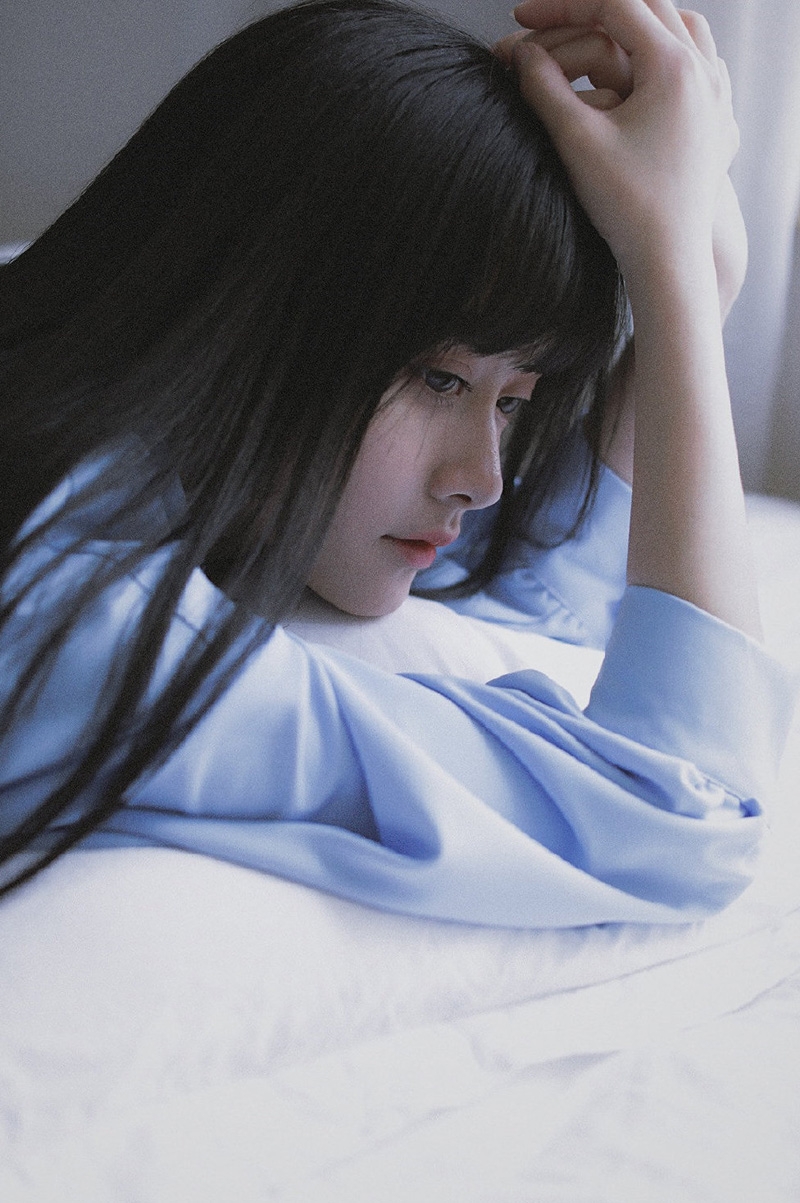 蓝色衬衫美女黑长直发床上写真