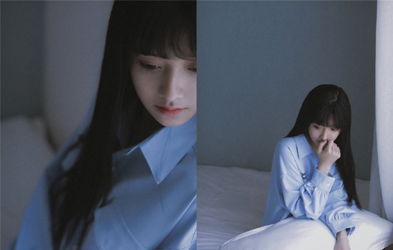 蓝色衬衫美女黑长直发床上写真