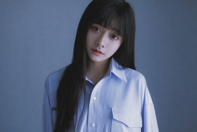 蓝色衬衫美女黑长直发床上写真