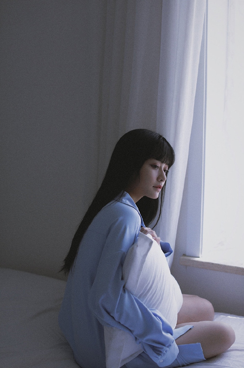 蓝色衬衫美女黑长直发床上写真