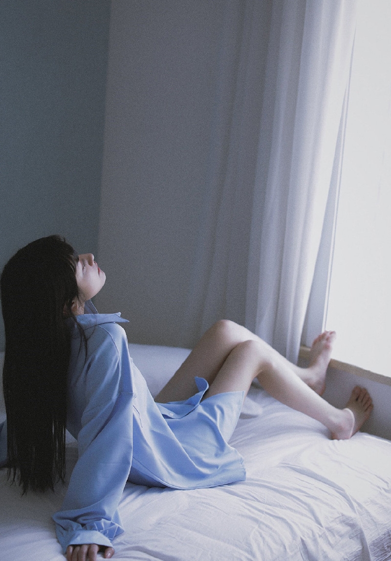 蓝色衬衫美女黑长直发床上写真
