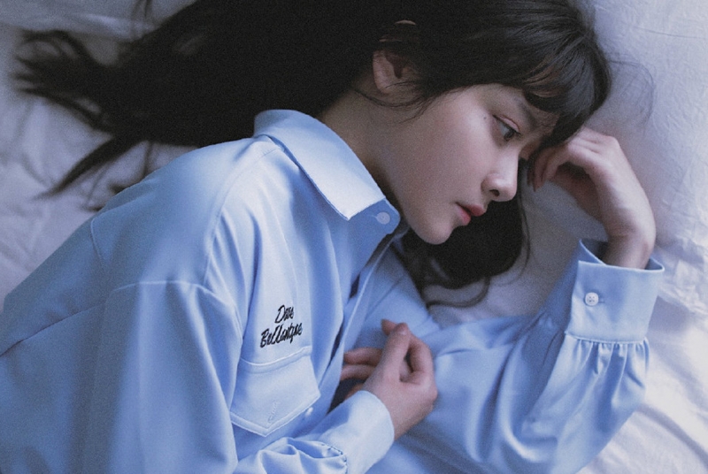 蓝色衬衫美女黑长直发床上写真