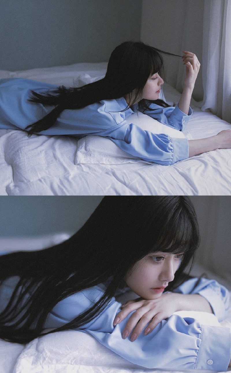 蓝色衬衫美女黑长直发床上写真