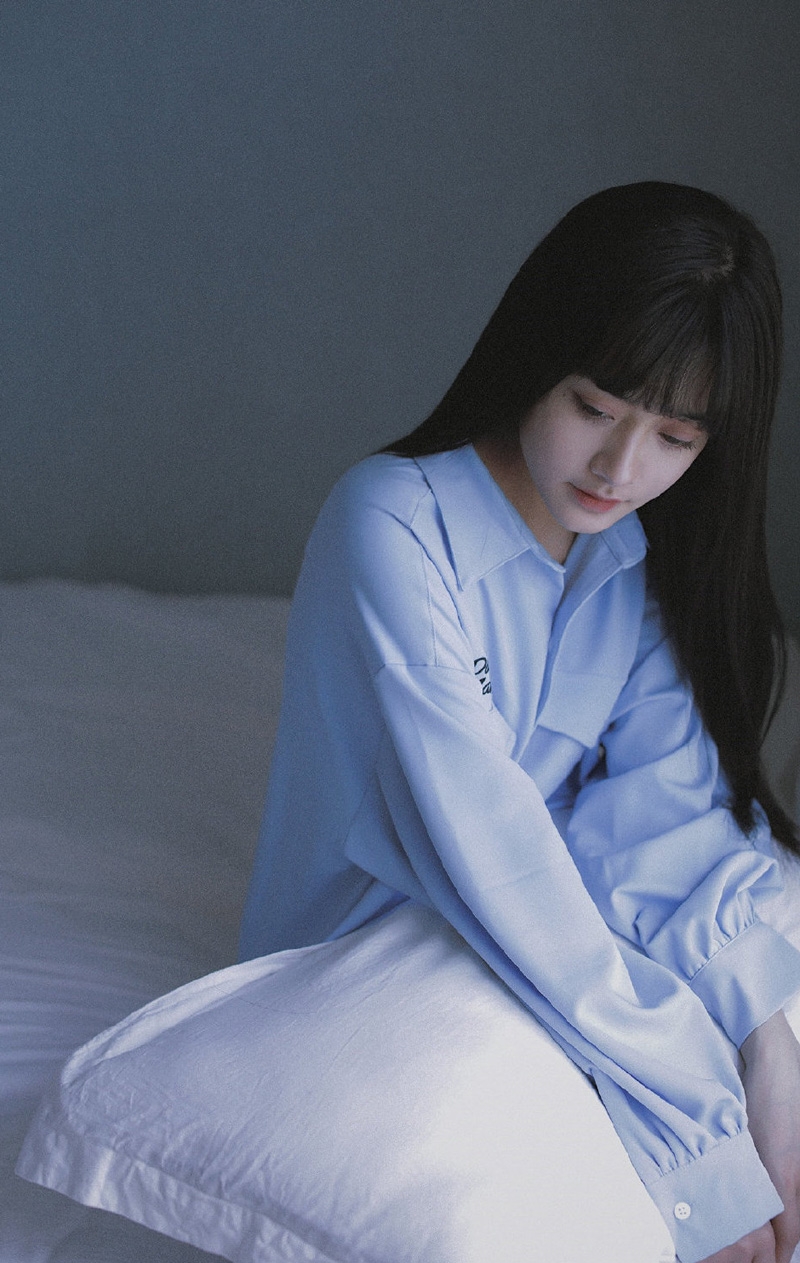 蓝色衬衫美女黑长直发床上写真