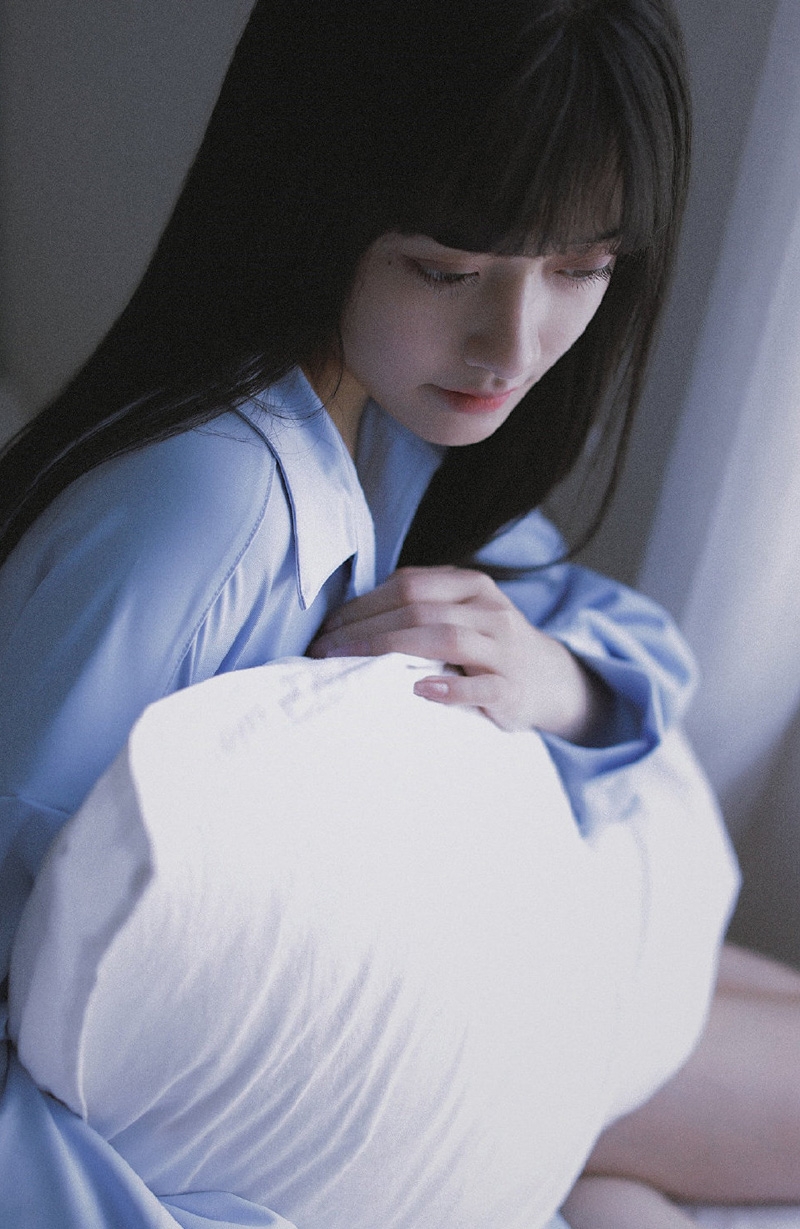 蓝色衬衫美女黑长直发床上写真
