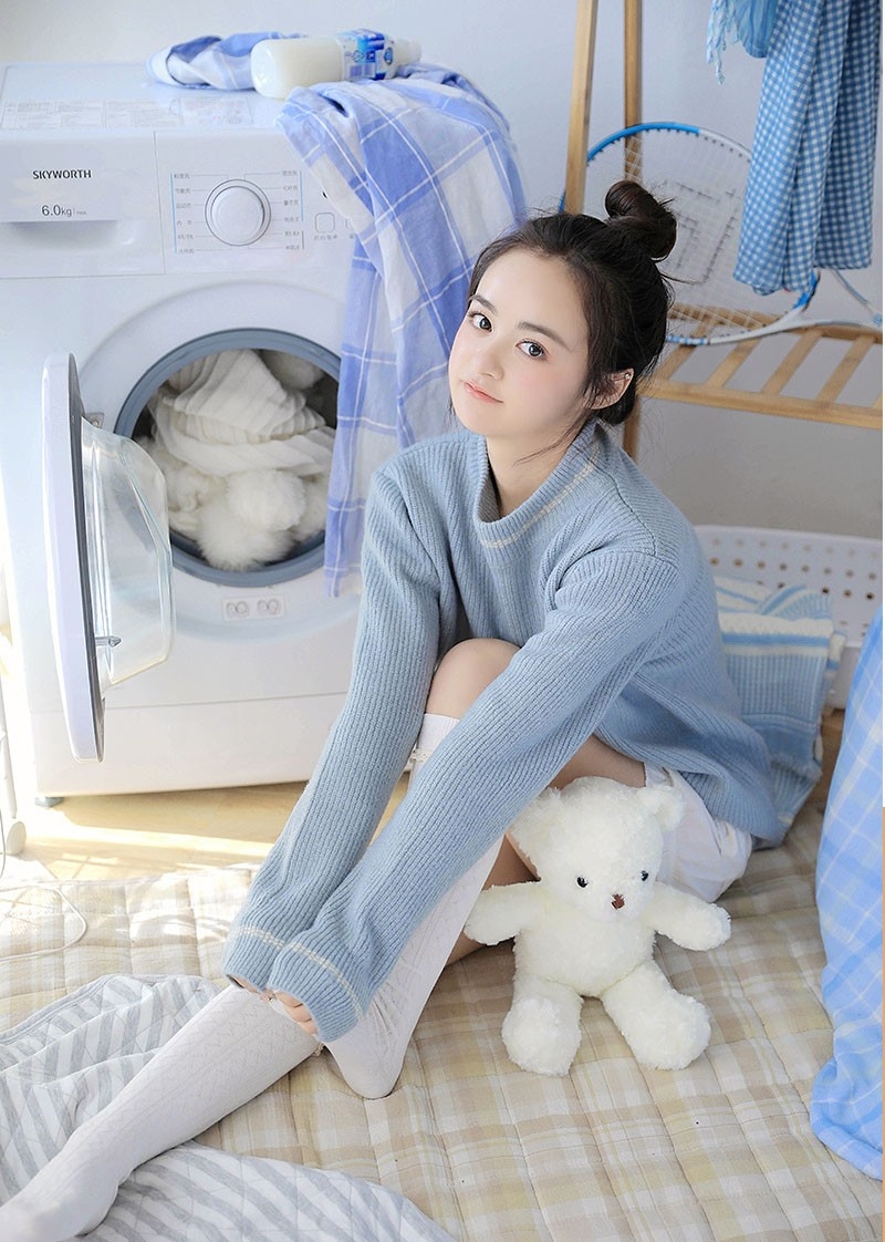 超短裤小姐姐白丝美腿居家写真