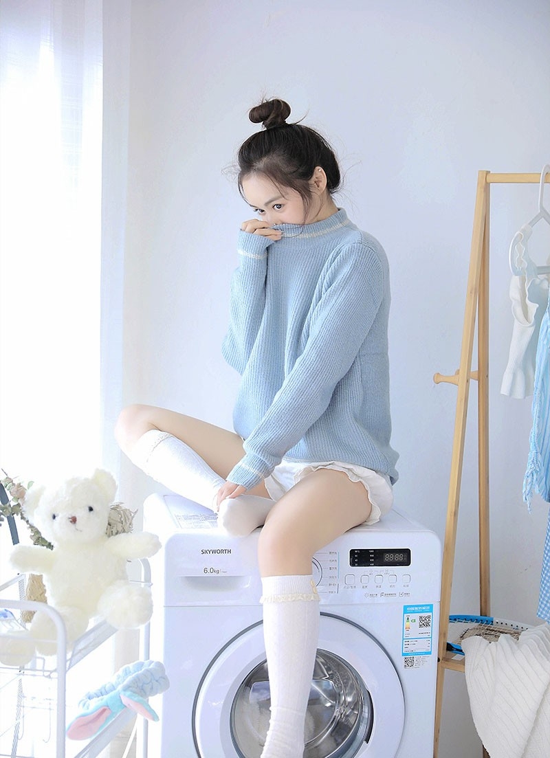 超短裤小姐姐白丝美腿居家写真