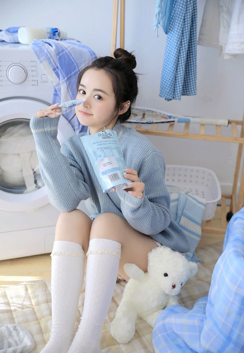 超短裤小姐姐白丝美腿居家写真