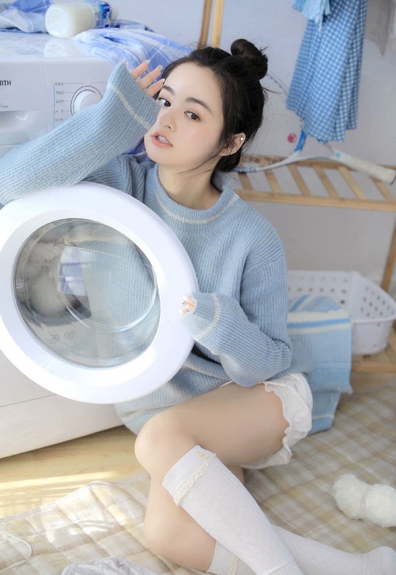 超短裤小姐姐白丝美腿居家写真