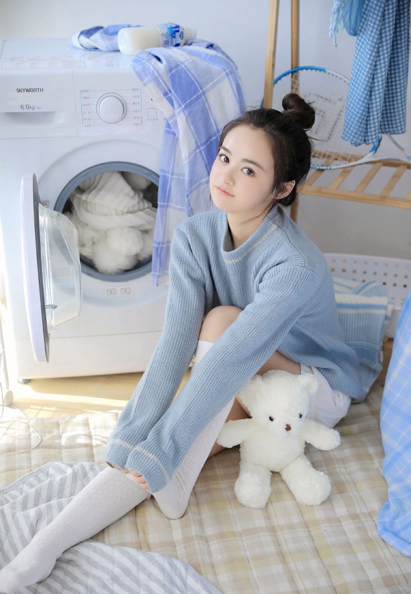 超短裤小姐姐白丝美腿居家写真