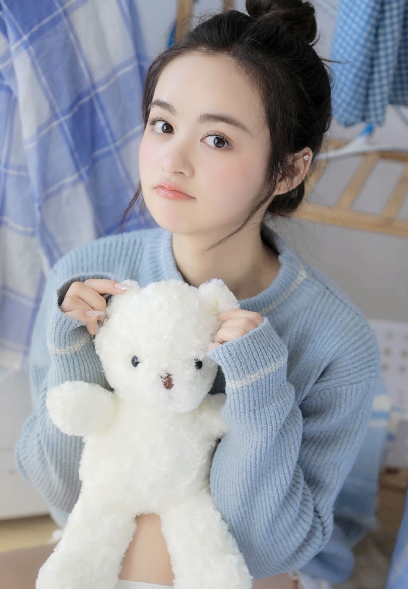 超短裤小姐姐白丝美腿居家写真