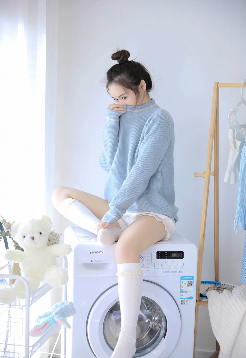 超短裤小姐姐白丝美腿居家写真