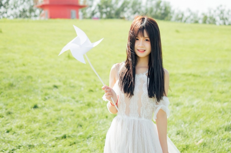 白裙美女长发飘飘清新唯美写真