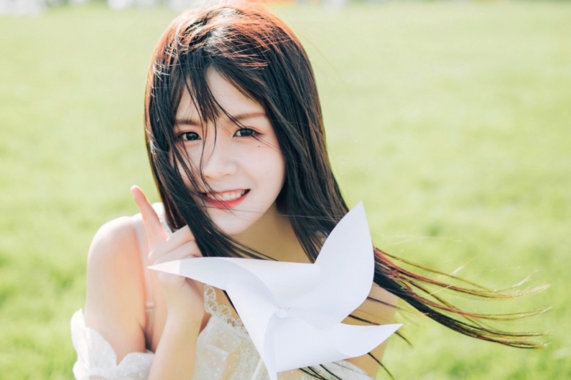 白裙美女长发飘飘清新唯美写真
