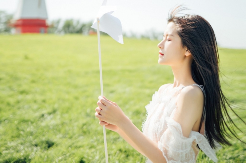 白裙美女长发飘飘清新唯美写真