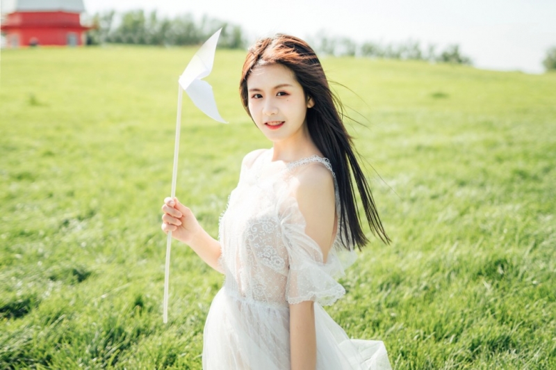 白裙美女长发飘飘清新唯美写真