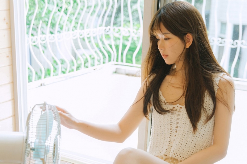 白裙美女长发飘飘清新唯美写真