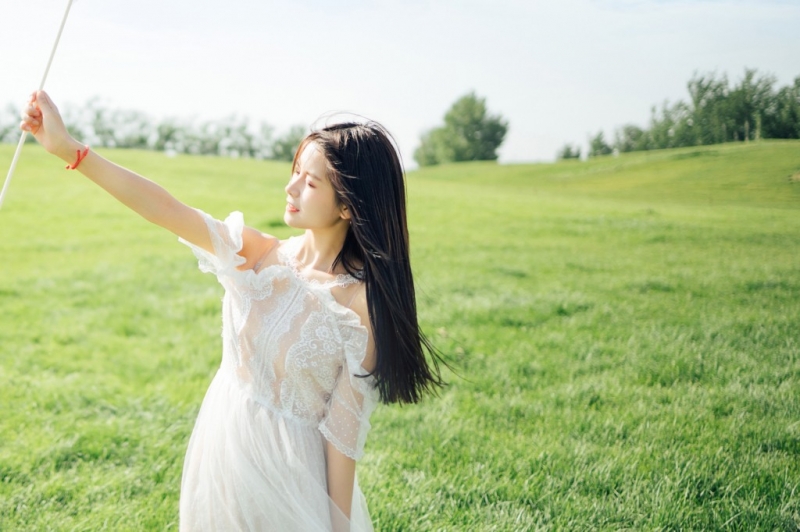 白裙美女长发飘飘清新唯美写真