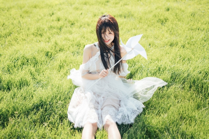 白裙美女长发飘飘清新唯美写真