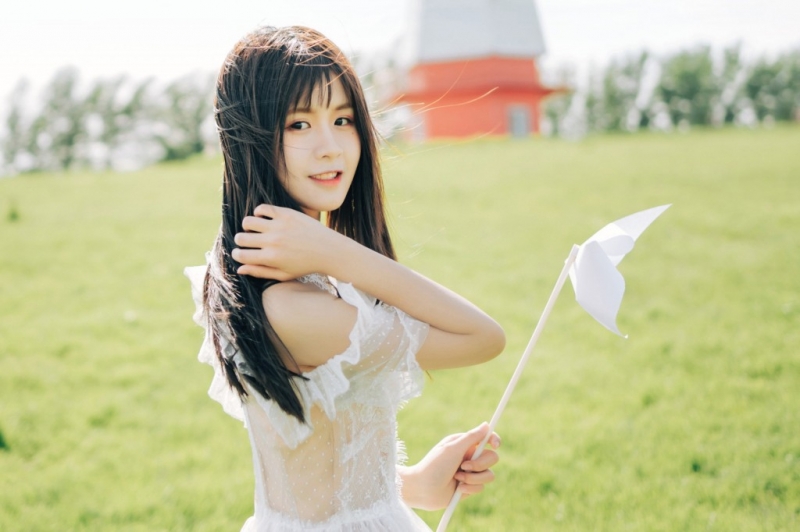 白裙美女长发飘飘清新唯美写真