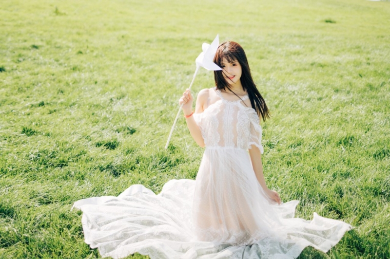 白裙美女长发飘飘清新唯美写真